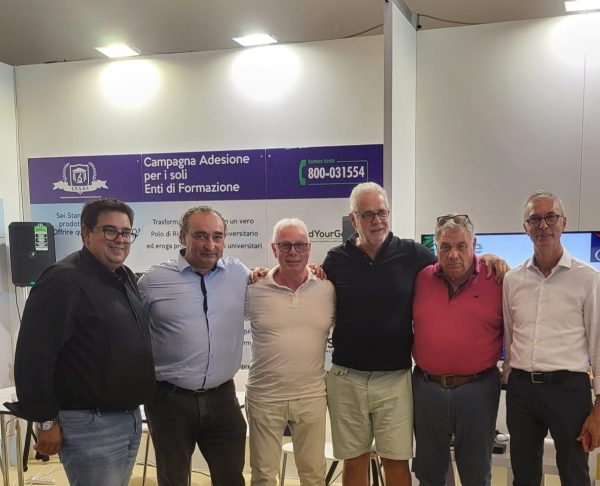 Formigoni e i rappresentanti Efei